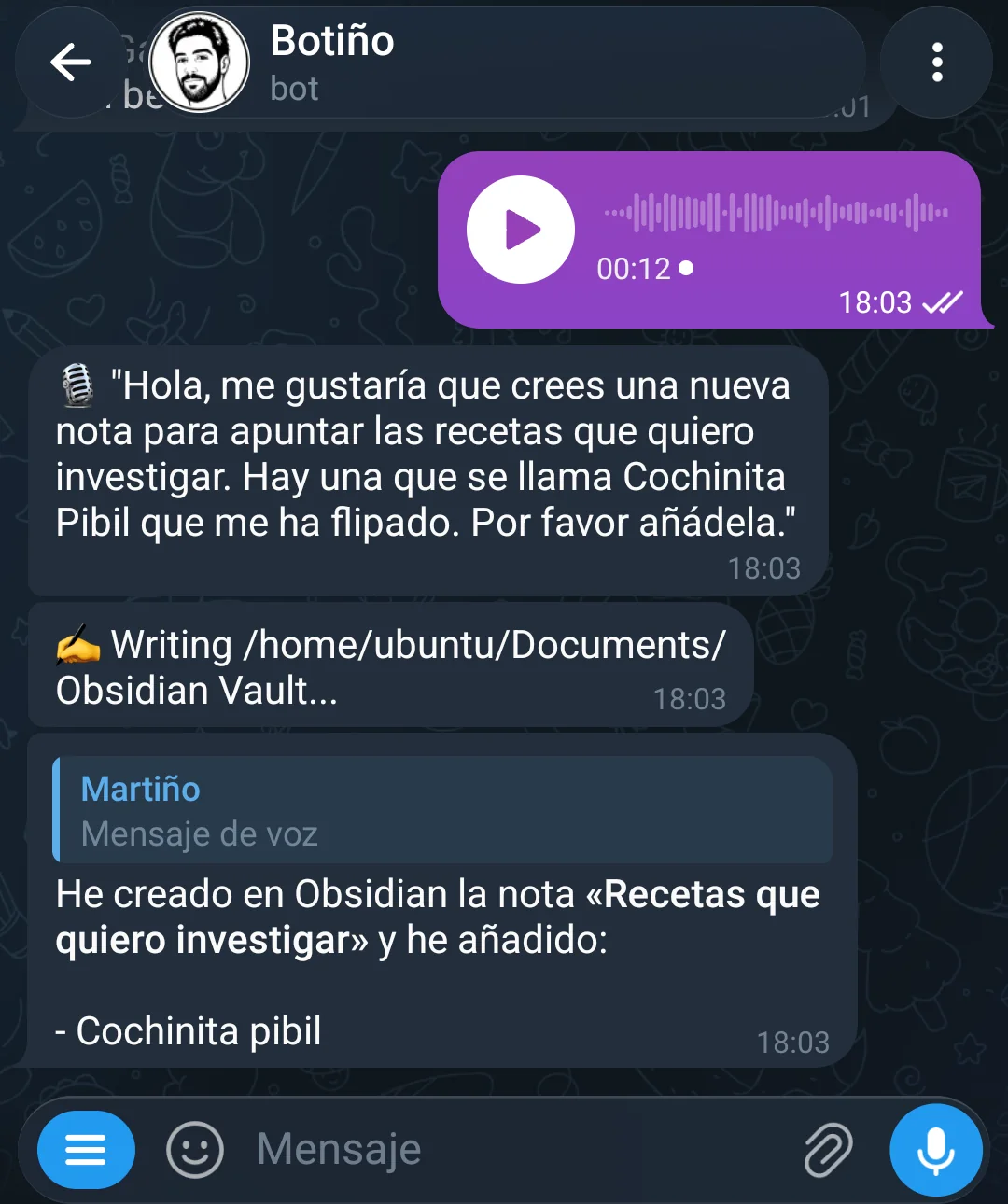 Conversación de Telegram con el bot Botiño: un audio de doce segundos pidiendo una nota de recetas con Cochinita Pibil, la transcripción, el aviso de que está escribiendo en el vault de Obsidian, y la confirmación de que ha creado la nota Recetas que quiero investigar con Cochinita pibil añadida.